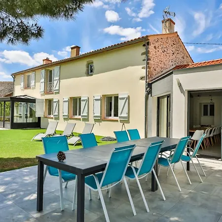 Holiday home L'atrie-villa Piscine - Jacuzzi - Sauna Aizenay